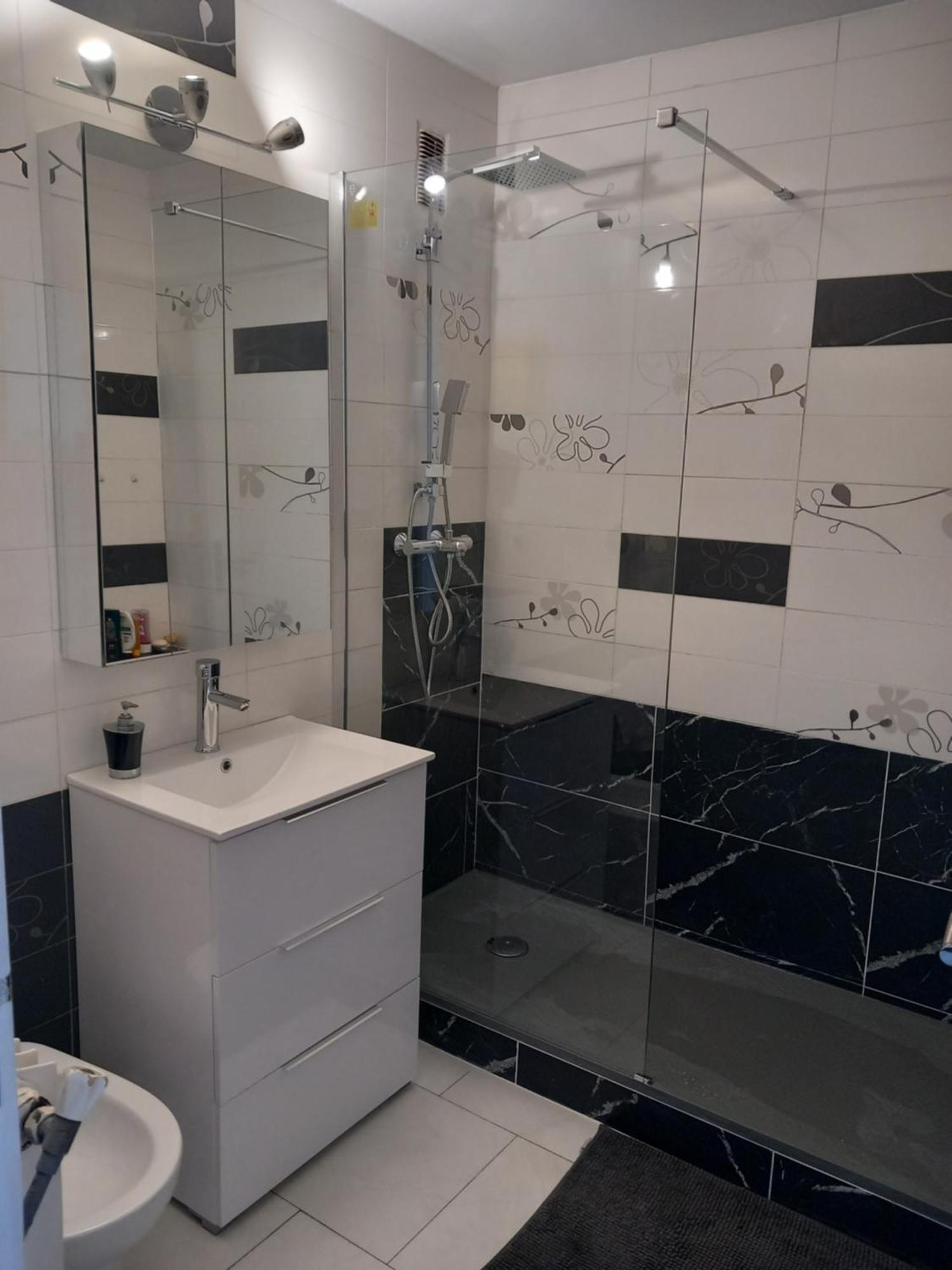 Chambre B1 Dans Un Appartement En Colocation Marseille Luaran gambar