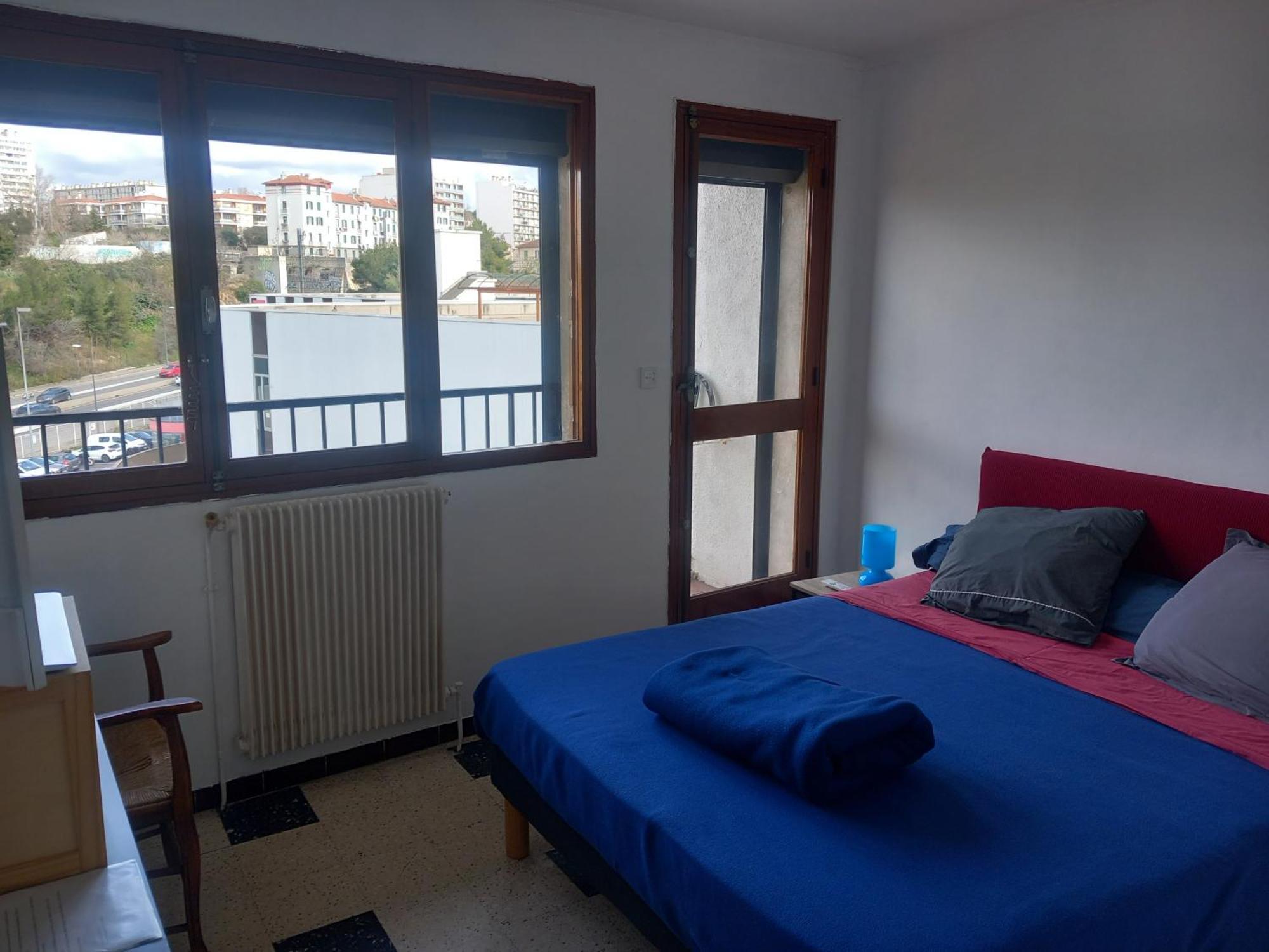 Chambre B1 Dans Un Appartement En Colocation Marseille Luaran gambar